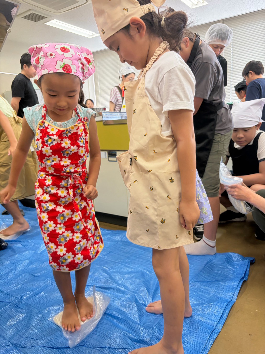 生地を足で踏む